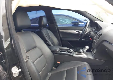 2011 Mercedes-Benz C 300 Luxury/Sport z USA, uszkodzony, nr VIN WDDGF5EB4BA459104